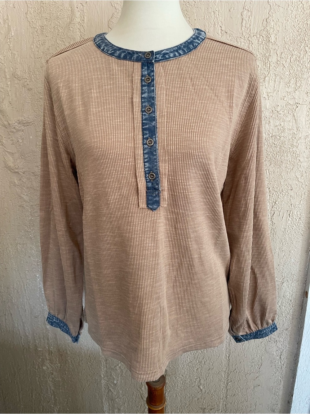 JODIFL Long-Sleeve Henley in Light Brown with Washed Blue Denim Trim